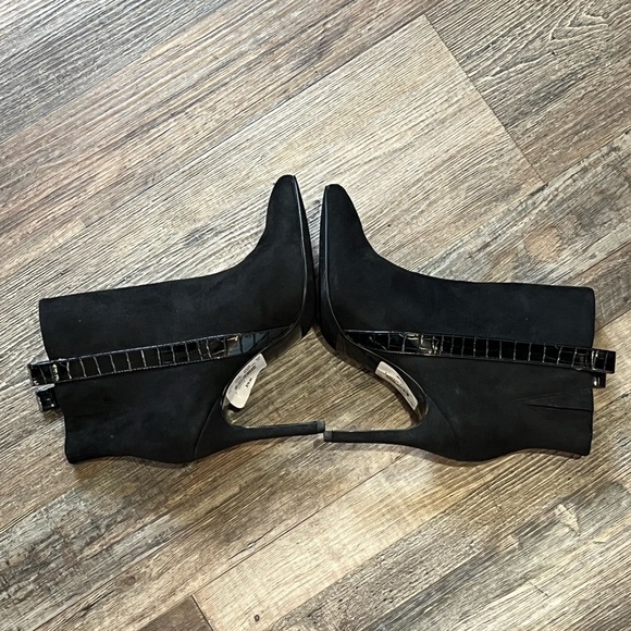 Sakes Fifth Avenue Black Crocodile Embossed-Trim Booties / Size: 7.5 - Picture 4 of 7